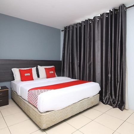 Oyo 90136 Jumbo Inn Кучинг Экстерьер фото