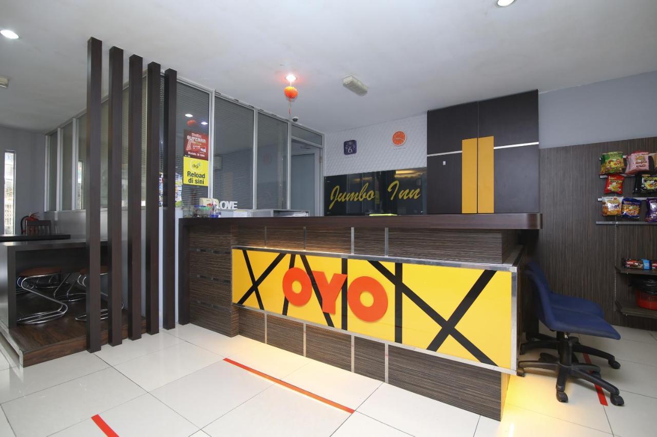Oyo 90136 Jumbo Inn Кучинг Экстерьер фото