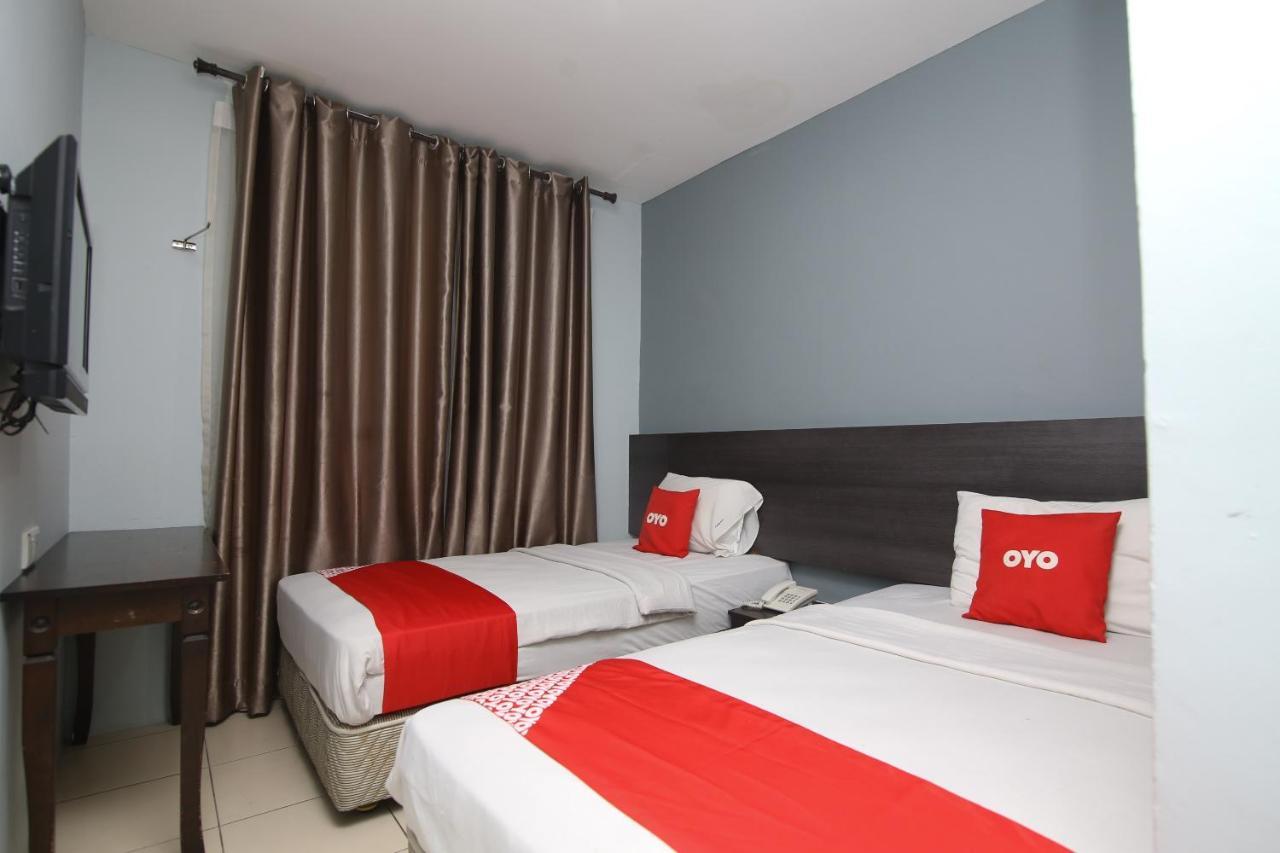 Oyo 90136 Jumbo Inn Кучинг Экстерьер фото