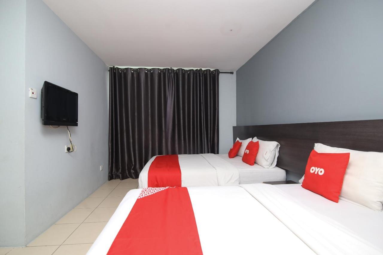 Oyo 90136 Jumbo Inn Кучинг Экстерьер фото