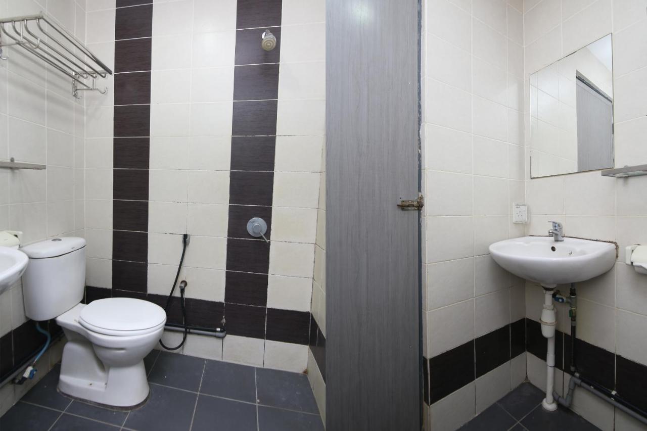 Oyo 90136 Jumbo Inn Кучинг Экстерьер фото