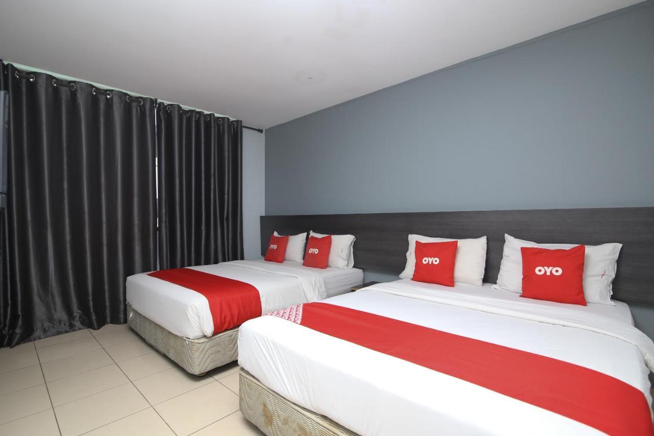 Oyo 90136 Jumbo Inn Кучинг Экстерьер фото