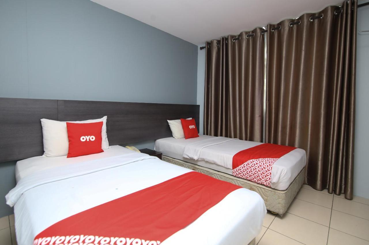 Oyo 90136 Jumbo Inn Кучинг Экстерьер фото