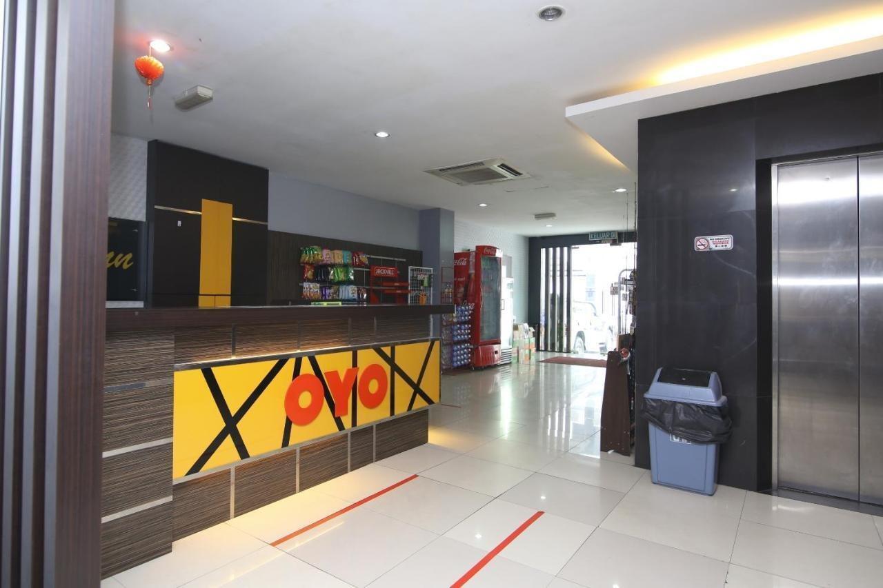 Oyo 90136 Jumbo Inn Кучинг Экстерьер фото
