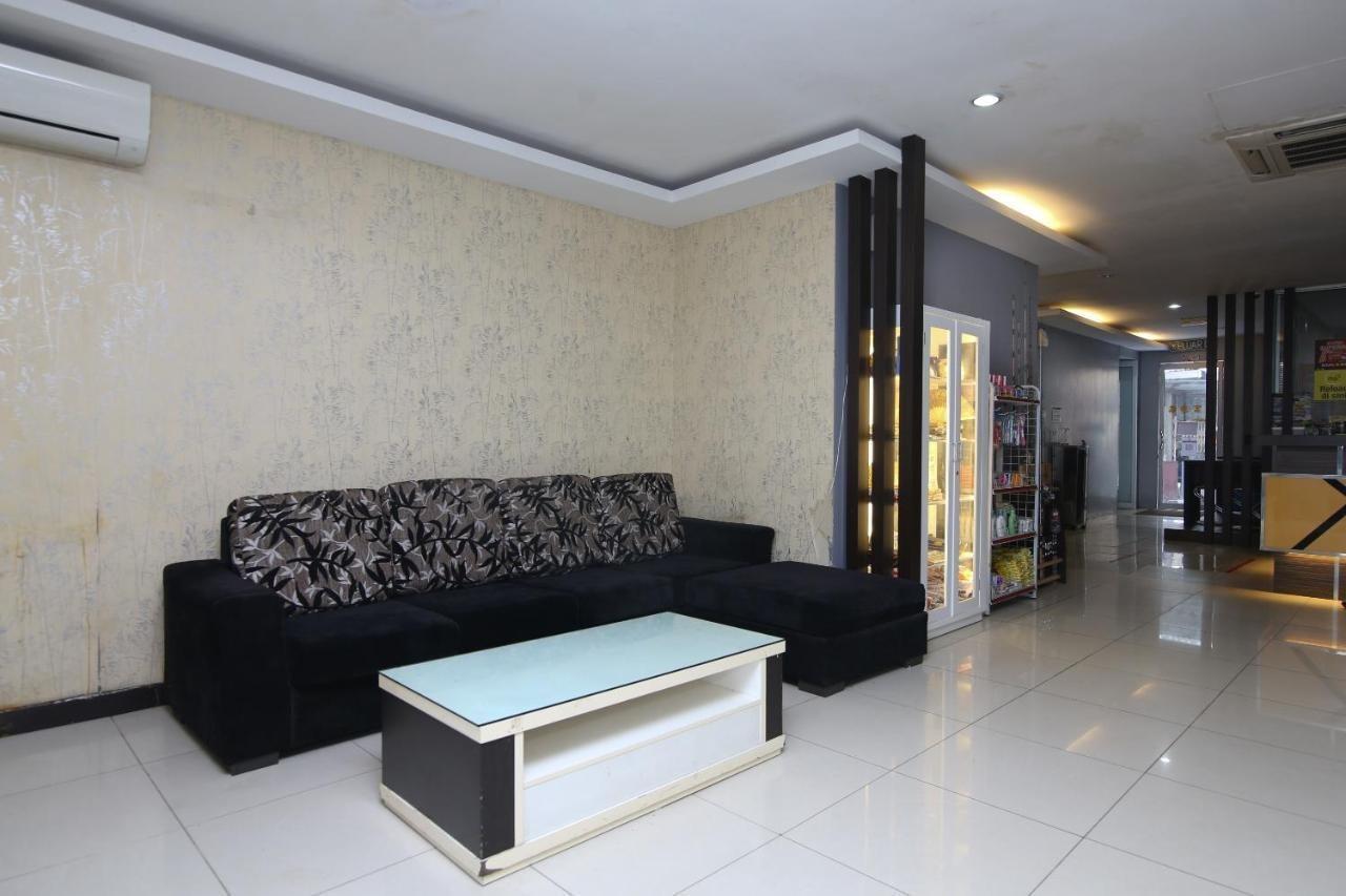 Oyo 90136 Jumbo Inn Кучинг Экстерьер фото